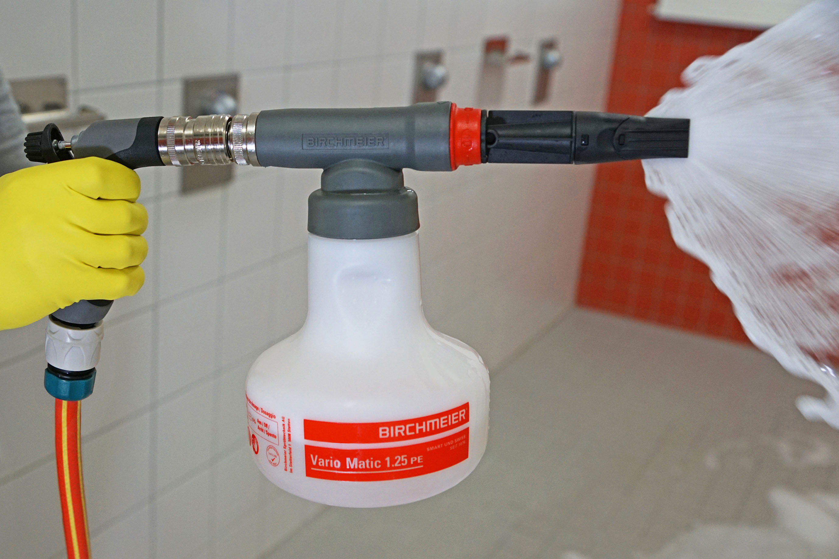 Schaumkanone Vario-Matic 1.25 PE von Birchmeier zur Reinigung, Desinfektion in sanitären Anlagen